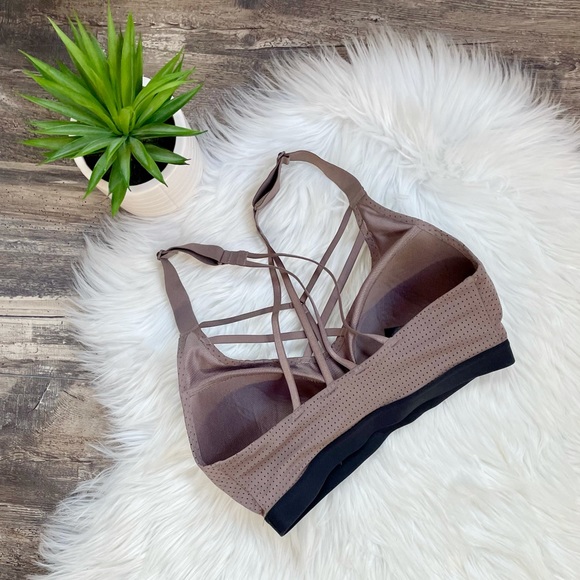 Victoria’s Secret lightweight strappy sports bra - Picture 3 of 10